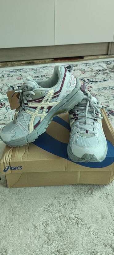 белые кросовки: Кросовки ASICS новые в упаковке! размер 39, унисекс идут как мужские и