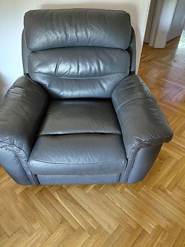 fioke za ormar: Kožna fotelja sa mehanizmom za ležanje (recliner) U odličnom stanju. - — 1