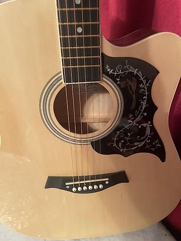 Гитары: Акустическая гитара dreadnought с вырезом (cutaway). - Корпус формата — 9