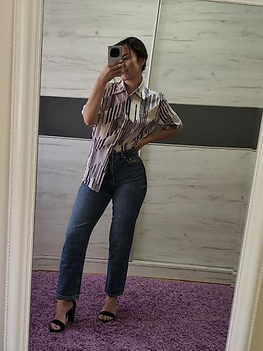 reebok classic bele: Na prodaju farmerke i košulja. Komadi se prodaju odvojeno. 🌼🌸 Farmerke — 1