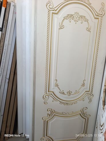 Bu ağ rəngli daxili qapı qızılı rəngli dekorativ naxışlarla
