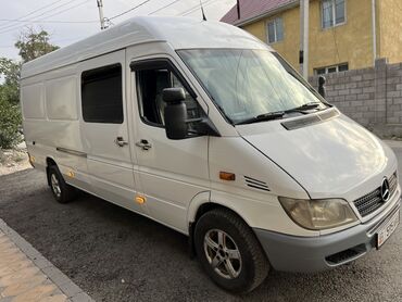 бусик машина: Белый фургон Mercedes-Benz Sprinter, оснащенный затемненными окнами и