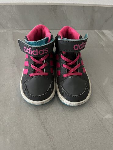 Dečija obuća: Adidas patike za devojcice Stanje:odlicne,skoro nenosene