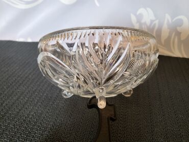 Činije: Cinija kristal na tri stopa 1960g+. Cinija bez ostecenja,sve na njoj na lalafo.rs — 9 Činije: Cinija kristal na tri stopa 1960g+. Cinija bez ostecenja,sve na njoj — 9