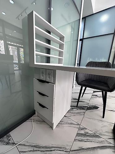 Аренда помещений свободного назначения: Сдаем место для мастера маникюра в уютной студии красоты. Адрес — 3