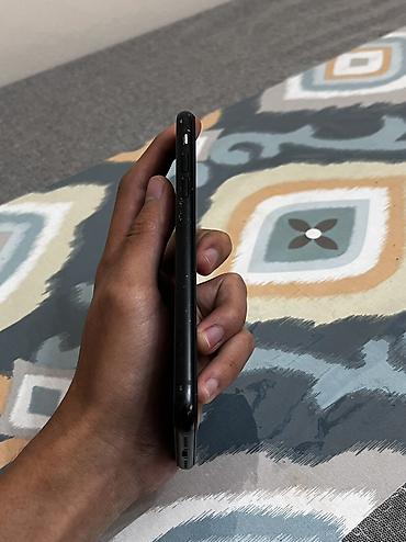 Apple iPhone: IPhone Xr, Б/у, 64 ГБ, Черный, Чехол, 79 % — 12