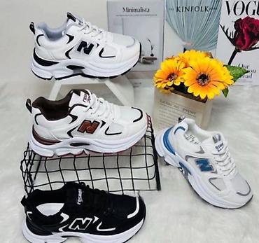 patike yeezy: Uniseks patike – sportsko‑casual model sa debelim đonom - Dizajn — 1