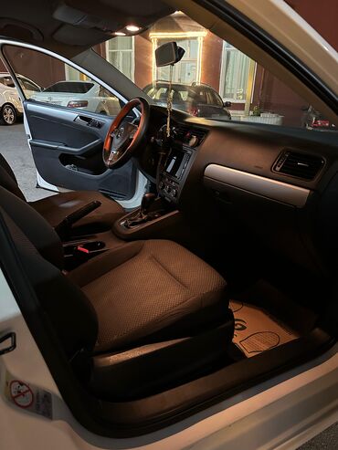 Volkswagen: Volkswagen Jetta: 0.2 l | 2012 il Sedan — 11