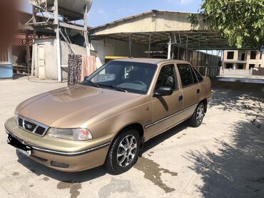 фары на некси: Автомобиль Daewoo Nexia представляет собой седан золотистого цвета с