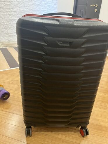 boyuk camadan: 23 kilo ağırlıq üçün nəzərdə tutulan böyük boy bavullardı. Real