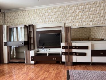 sərv ağacı: Düz TV altlığı, Polkalı, Laminat