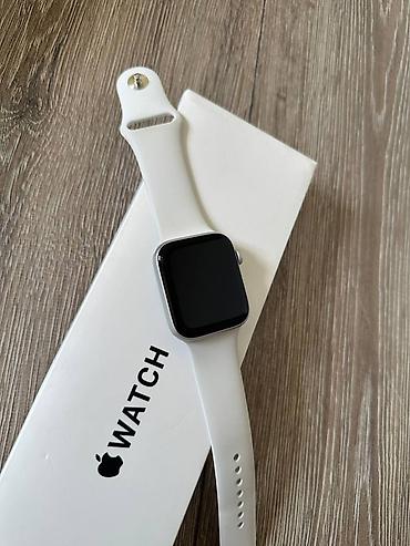 jack 4: Apple Watch SE 2 с белым спортивным ремешком - Корпус из алюминия — 1