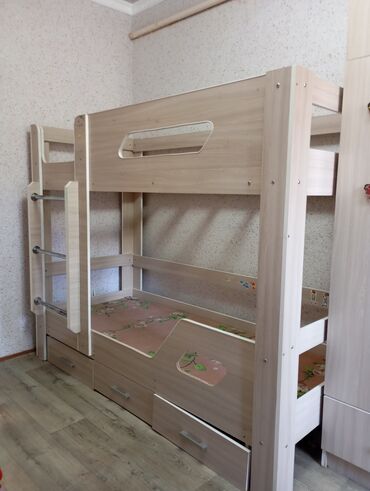 мебель двуспальная кровать: Двухъярусная кровать из светлого дерева, идеально подходящая для