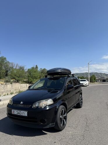 Honda: Черный Honda HR-V с багажником на крыше. Этот компактный кроссовер