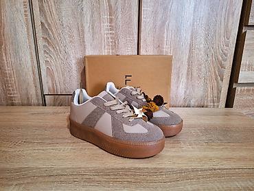 enzo i lorenzo koferi: Nove ženske bež krem patike s priveskom 38 djon 5 cm ug 24 cm Nove — 10