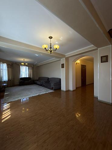 Продажа коттеджей и домов: 🏡 Продаётся дом - 600 м2 ⛳️ Участок - 10 соток 📍Локация: с. Кок-Жар — 18