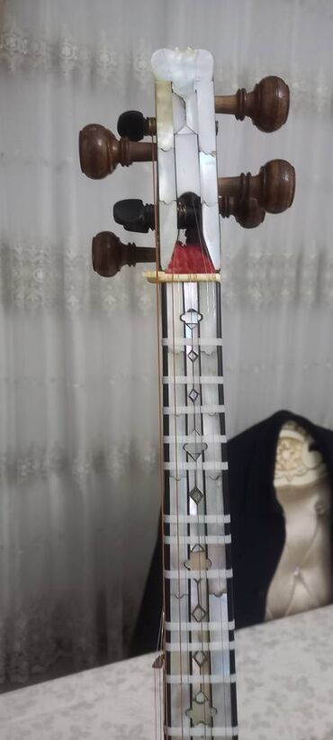 Tar: Ən aşağısı 100 ilin tarıdır. Tanınmış sənətkarın sədəfli tarı olub — 6