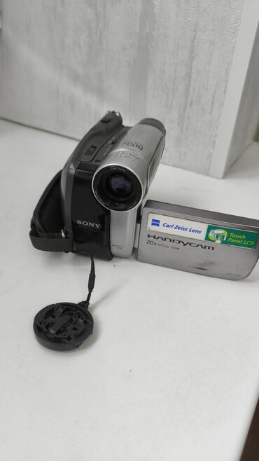 видео стабилизатор: Sony DCR-HC28 - MiniDV-камера позволяет записать до 90 минут видео