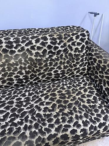 qoşa divan: İkili divan – leopard naxışlı - Ümumi ölçü: təxmini 2 yerlik, kompakt — 2