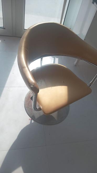 yevlax mebel: Salon kreslosu – dairəvi metal baza və xrom ayaq, fırlanan mexanizm. - — 2