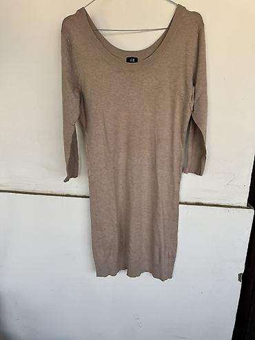 Ženska odeća: H&M pletena haljina/tunika u boji taupe (svetlo braon). - Model — 1