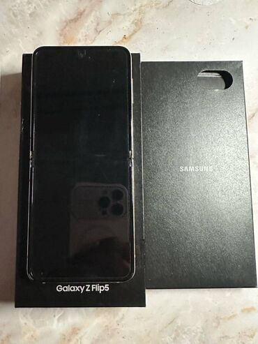 Samsung Galaxy Z Flip 5, 256 ГБ, цвет - Белый, Битый