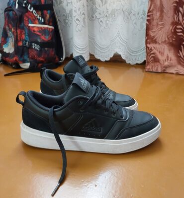 adidas оригинал кроссовки: Оригинал адидас, супер состояние. Подойдут на размер 40