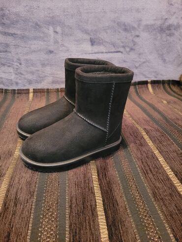 crni kaputi: Ugg boots, Size - 29
