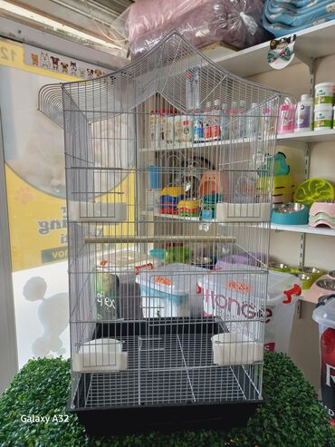 bulbul qəfəsi: Metal konstruksiyalı, sökülə bilən qara altlığı olan quş qəfəsi