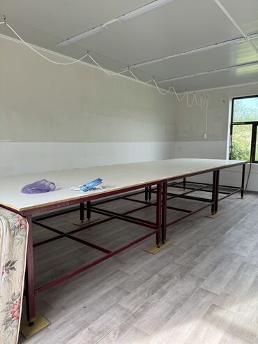 швейная машина baoyu: Продаю раскройный стол длина 6.5 на 2 
Новый