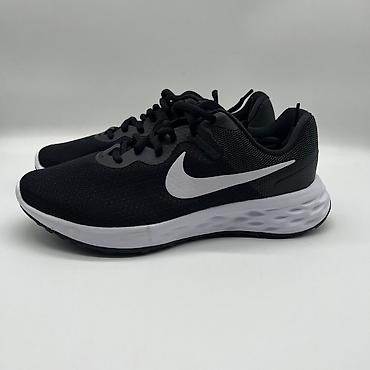 Nike qaçış krossovkası – klassik qara rəng, ağ Swoosh loqosu ilə. -