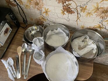 стол и стулья: Посуда