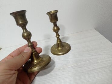 Şamdanlar: İki ədəd bürünc şamdan dəsti. Hər bir şamdan dairəvi oturacağa və şam