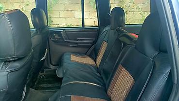 Jeep: Jeep Grand Cherokee (ZJ) – mavi rəngli, 5 qapılı SUV - Mühərrik: V8 — 2