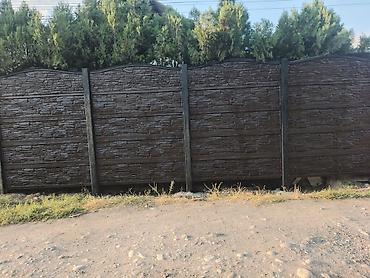 Декоративный забор из железобетонных панелей «под дикий камень» -