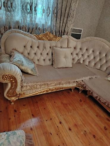 yeni model divanlar: Qonaq otağı üçün klassik üslubda yumşaq mebel dəsti. Dəstə iri ölçülü — 5