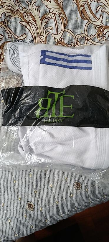 judo forma: Adidas judo gi (kimono) – ağ rəng, mavi üç zolaqlı detallar. - Model — 1