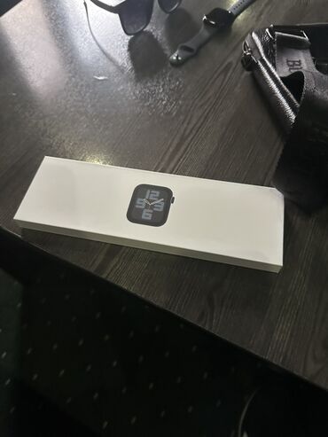 google pixel 5: Смарт-часы Apple в черном корпусе с черным ремешком. Устройство