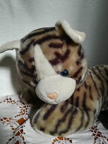 mcdonalds igračke 2023: Velika tigrasta plišana maca, dužine 70 cm, širina 35 cm, visina 36
