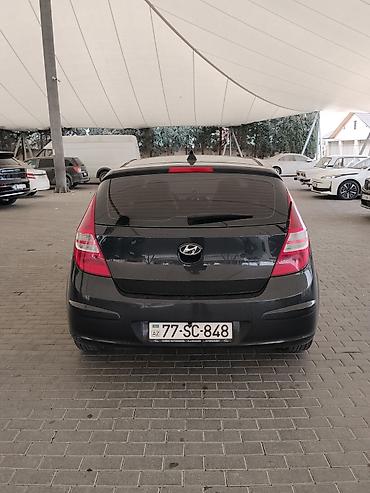 i30: Hyundai i30 hatchback, qara rəng, 5 qapı. Əsas xüsusiyyətlər: - — 9