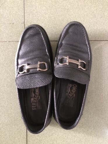 Ayaqqabılar: Salvatore Ferragamo kişi loaferləri - Model: klassik at nalı formalı