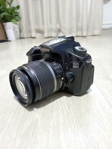 фотоаппарат бу: Canon 60d - комплект: флешка 32гб, ремень для шеи, и зарядное