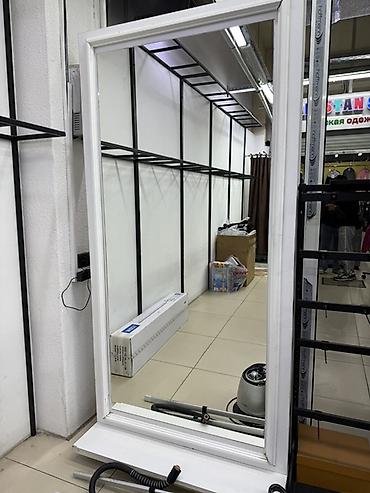 Большое напольное зеркало в прямоугольной раме. - Формат