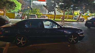 mercedes benz e250: Mercedes-Benz E-Class W210 sedan - Korpus: 4 qapılı sedan, tünd mavi — 2