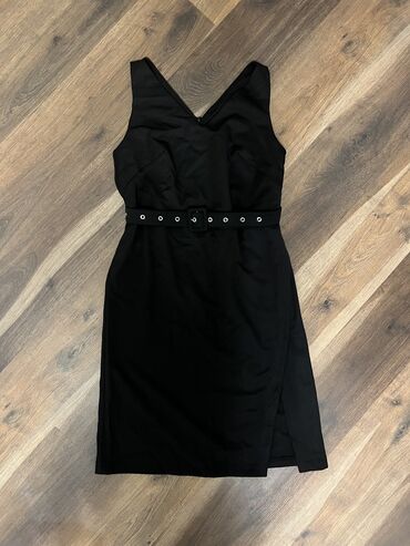 платье халат ниже колена: Продаю платья по 700 с. Новые, но без бирок. Размер черного 48 Размер