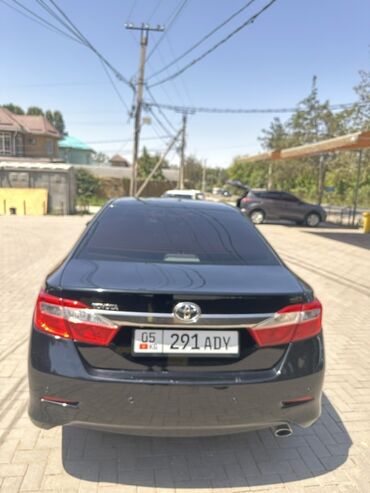 модели авто: Черный седан Toyota Camry с тонированными стеклами. Автомобиль оснащен