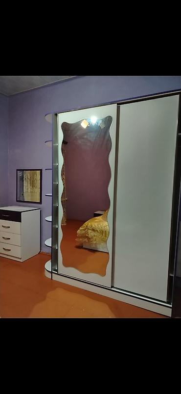 Yataq otağı dəstləri: Yataq otağı mebel dəsti - Geniş sürgülü qapılı şkaf: ağ rəngdə, ön — 1