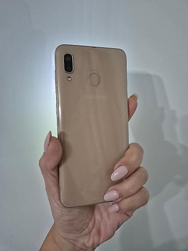 Samsung: Samsung Galaxy A30, zlatna boja Glavne karakteristike: - Ekran 6.4" — 4