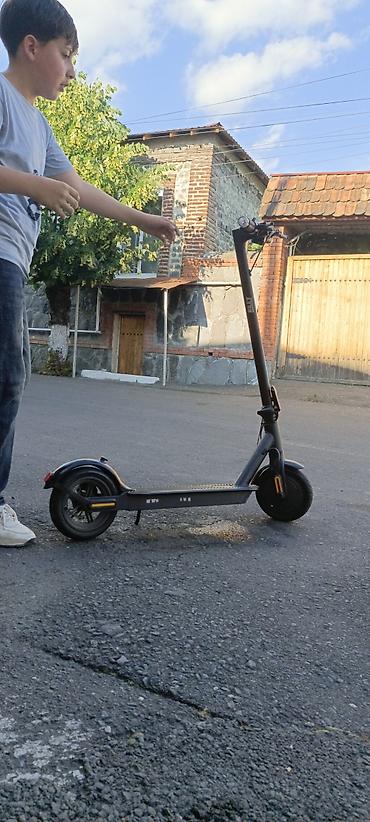 explore viva samokatlar: Riley elektrik skuter - Rəng: qara, narıncı detallarla - Güclü ön far — 5
