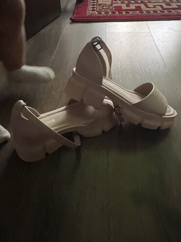 обувь для танцев: Сандалдар жана шлепкалар